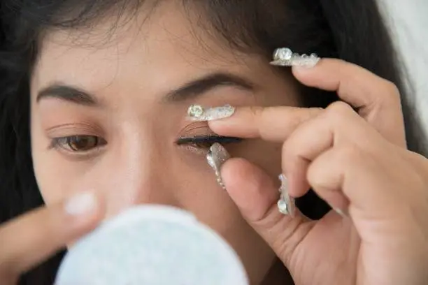 apply fake lashes